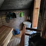 別荘 Gaeststuga Och Bastu